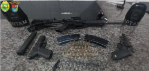 PM prende quatro homens e apreende três armas de fogo logo após um homicídio em São José dos Pinhais, na RMC