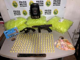 Drogas e armas são apreendidas pela PM em Londrina nesta quarta-feira (18/10). 