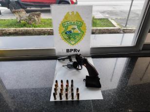 Durante a busca veicular, os policiais localizaram a arma de fogo municiada com seis munições intactas