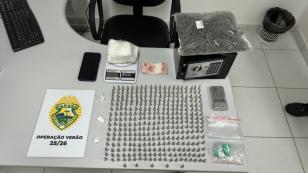 Durante a busca pessoal, foi localizada uma quantidade de substância análoga à cocaína