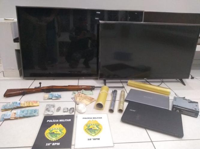 Traficante e colega são presos dentro de um carro que circulava em Guarapuava (PR) com drogas, dinheiro e materiais de procedência duvidosa