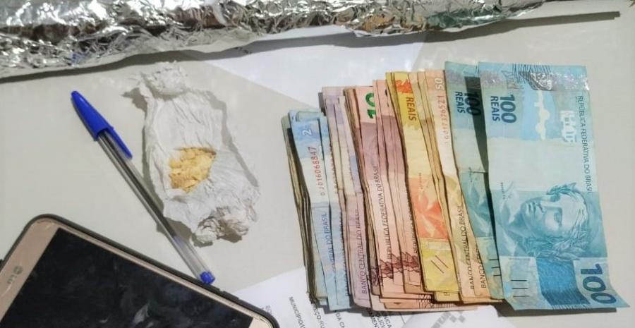 Durante patrulhamento, PM prende homem e apreende porções de crack no Noroeste do estado