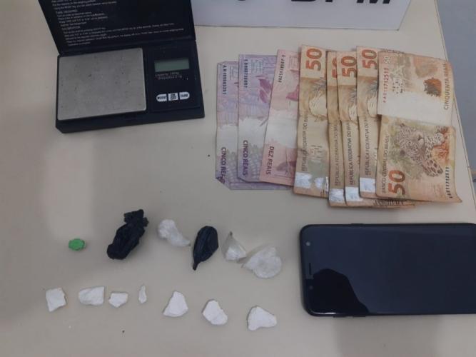 Equipe do Canil da PM auxilia na prisão de homem por tráfico de drogas em Toledo (PR)