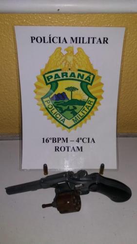 Armas e munições são apreendidas pela PM dentro de uma casa; proprietário é encaminhado após abordagem