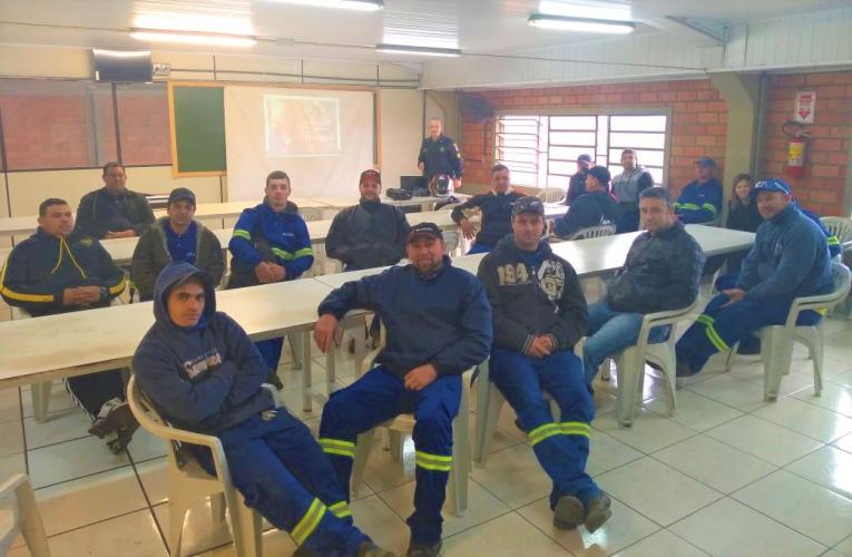 1º Batalhão faz palestra sobre direção defensiva com funcionários empresa de Ponta Grossa (PR)