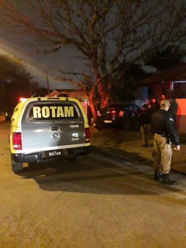 PM prende dupla e recupera carro roubado em Curitiba