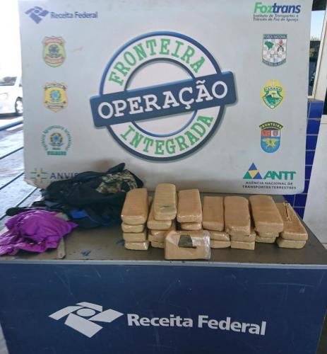 Adolescente tenta atravessar Ponte da Amizade com mais de 20 quilos de maconha, mas é contido pela PM