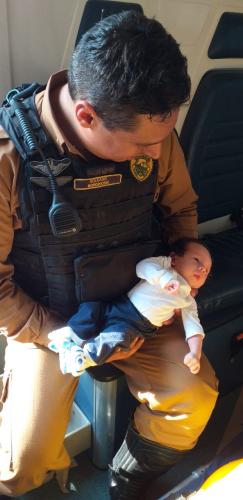 Recém-nascido é salvo pela PM após se engasgar com leite materno em Ibiporã (PR)