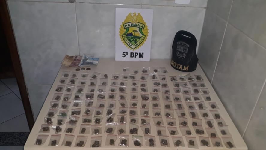 PM apreende diversas porções de maconha e encaminha dois homens em Londrina (PR)