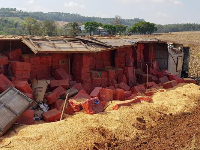 PM é acionada para atender acidente e acaba apreendendo mais de 17 mil cigarros contrabandeados