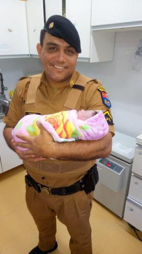 Bebê recém-nascido abandonado é encontrado por policiais militares em Toledo (PR)