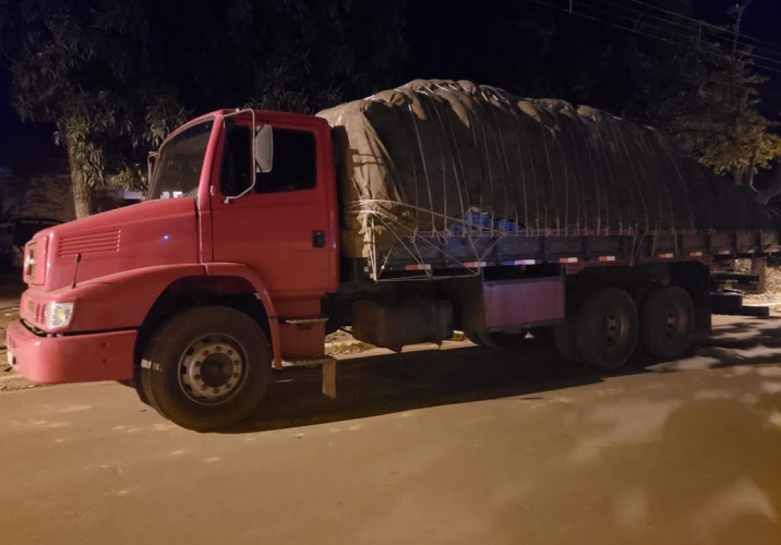 PM apreende caminhão carregado com cigarros contrabandeados em Cruzeiro do Oeste, no Noroeste do estado