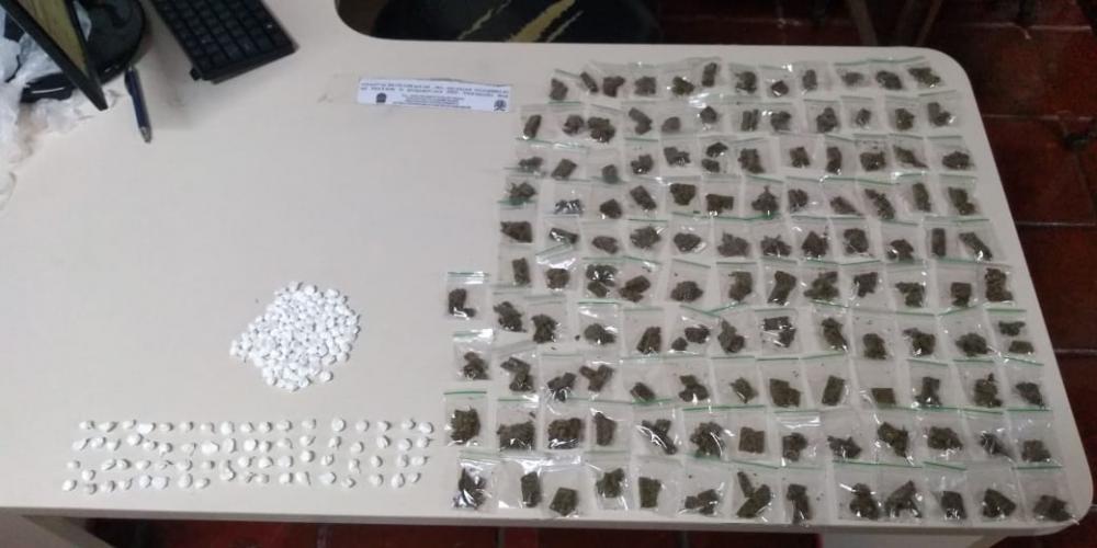 Adolescente tenta se esconder da PM, mas acaba encaminhado portando mais de 300 porções de drogas