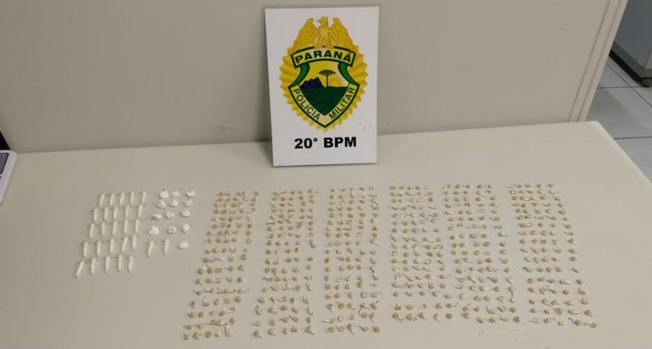 Durante patrulhamento, PM prende homem e apreende mais de 500 pedras de crack e 40 porções de cocaína no bairro Cajuru, em Curitiba