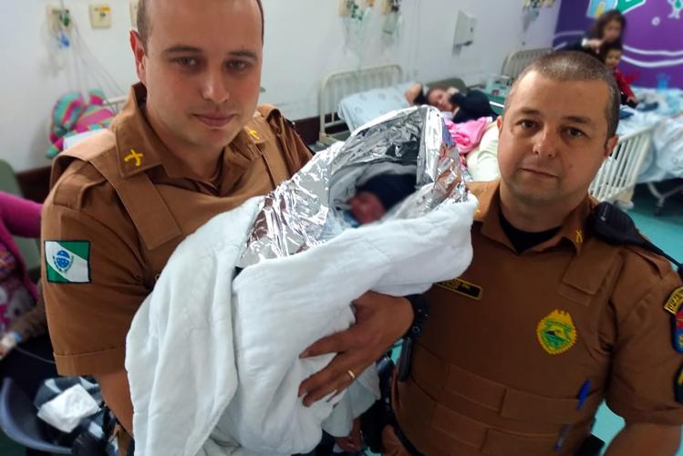 Policiais militares resgatam bebê recém- nascido no bairro São Brás, em Curitiba (PR)