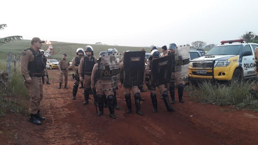 Policiais militares do Noroeste do estado dão apoio à Justiça para reintegração de posse