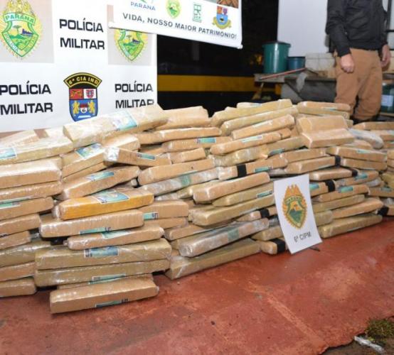 Meia tonelada de maconha é apreendida pelo BPRv em caminhão na PR 465, em Lidianópolis