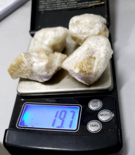 Dupla foge de abordagem e dispensa crack, mas acaba presa pela PM na Lapa