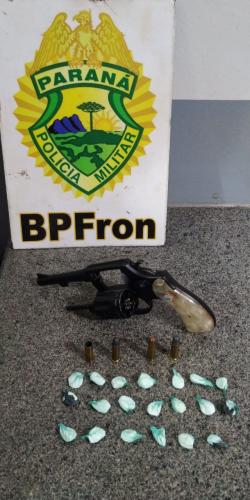 Ao cumprir um Mandado de Busca e Apreensão, BPFron prende homem e apreende arma de fogo e cocaína