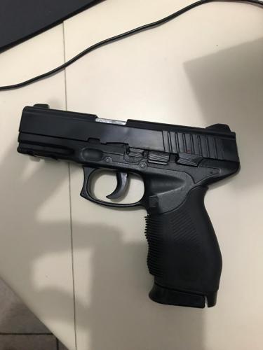 Abordagem a dois rapazes resulta em apreensão de simulacro de pistola em Araucária (PR)