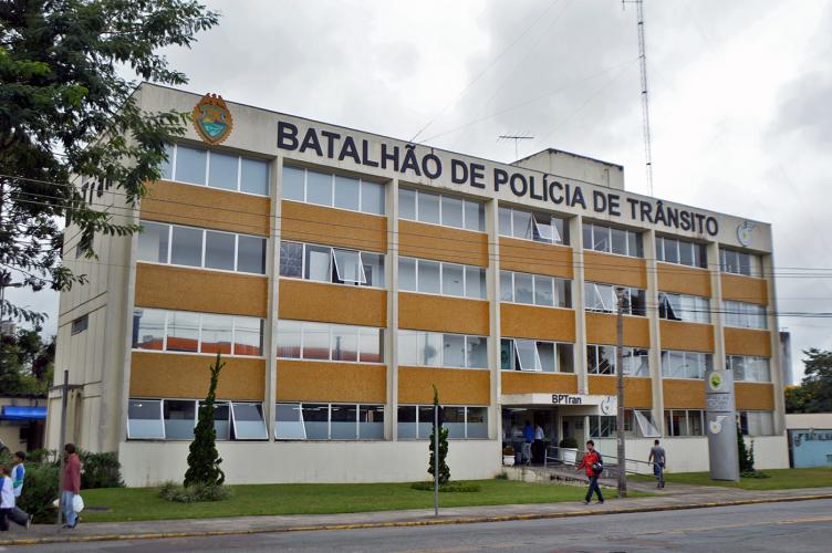 Denúncias levam BPTran a deflagrar ação contra racha em avenida do Bacacheri, em Curitiba; sete carros são recolhidos