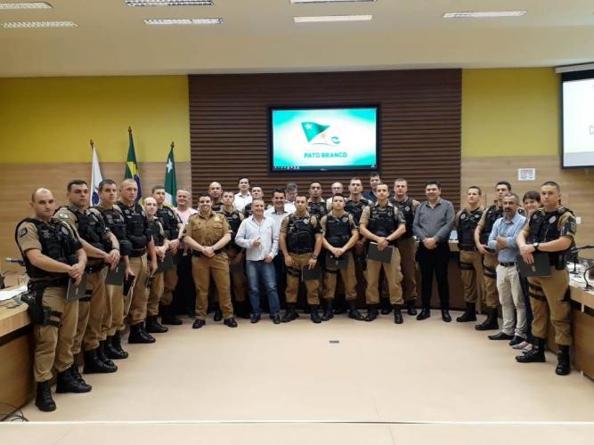 Policiais militares recebem moção de aplausos da Câmara Municipal de Vereadores de Pato Branco (PR)