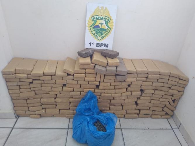 Durante blitz, PM apreende mais de 100 quilos de maconha e dois homens acabam presos em Ponta Grossa (PR)