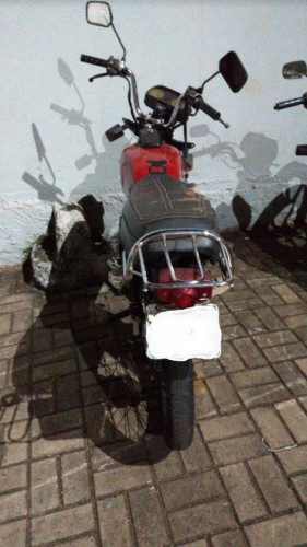 PM apreende motocicleta com alerta de furto dentro de uma oficina mecânica, em Londrina (PR)
