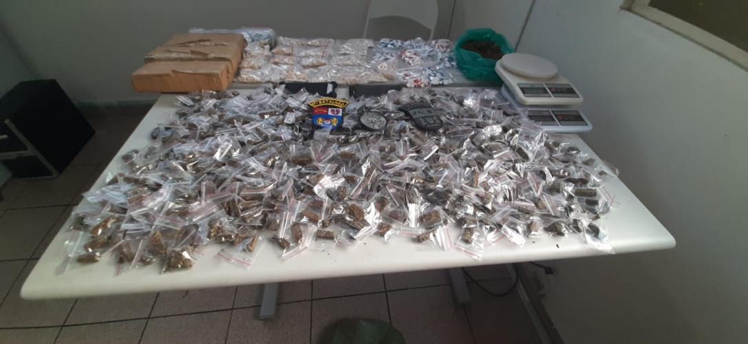 Trio com mais de cinco quilos de maconha é preso em Araucária (PR), na RMC