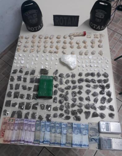 Mochila recheada com drogas prontas para venda é apreendida pela PM em São José dos Pinhais