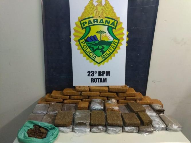 Bloqueio de trânsito da PM resulta na apreensão de mais de 46 quilos de maconha e na prisão de três homens em Curitiba