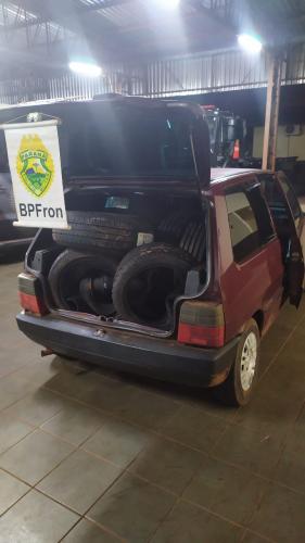 Em situação distintas, BPFron apreende veículo carregado de pneus e cigarros contrabandeados em Guaíra (PR)