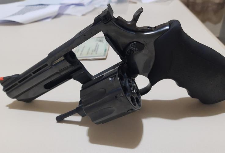 Dois homens são presos pela PM por porte ilegal de arma de fogo em Terra Roxa, no Oeste do estado