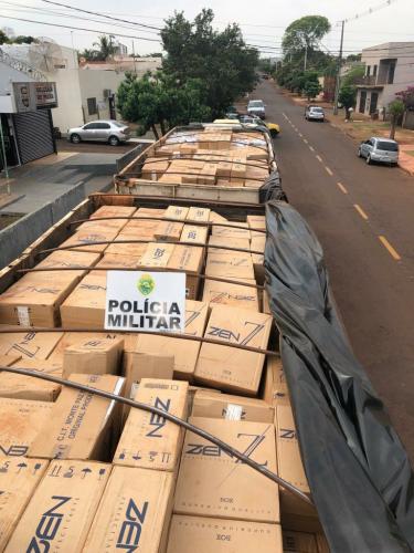 Carreta com 800 caixas de cigarros é apreendida pela PM em Palotina (PR)