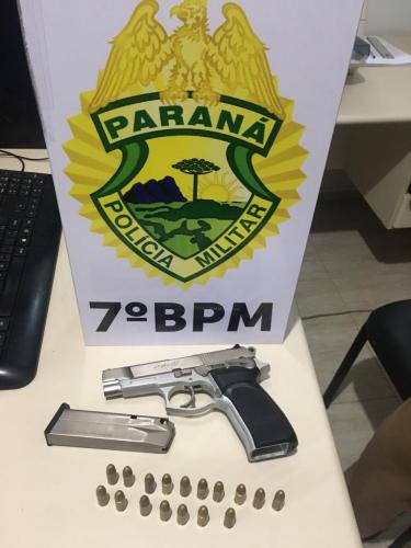 28/10- Homem tenta esconderrevólver, mas acaba preso pela PM após denúncias de clientes de umestabelecimento em Goioerê (PR)