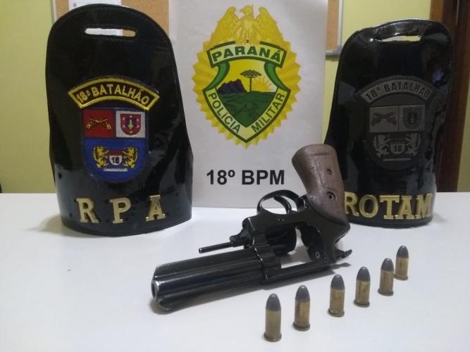 PM encaminha adolescente com arma de fogo e prende homem por corrupção de menores em São Jerônimo da Serra (PR)