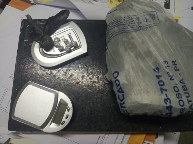 Patrulhamento da PM em Guaratuba (PR) resulta em prisão de rapaz com drogas e arma de fogo ilegal após denúncia