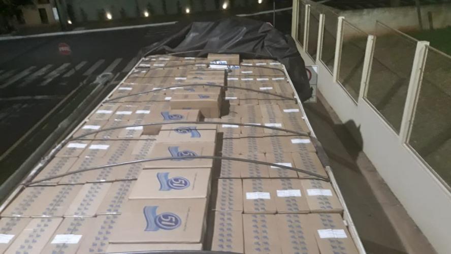 PM apreende duas carretas carregadas com cigarros, armas e prende quatro pessoas em Umuarama (PR)