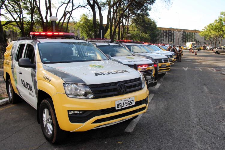 O balanço da operação Todos Por Um II, realizada nesta sexta-feira (01/11), foi de três pessoas presas, 15 veículos recolhidos por irregularidades, e 460 pessoas abordadas na Capital. A operação contou com 195 policiais militares e 85 viaturas aplicados em dezenas de pontos da cidade para reforçar a segurança e inibir o cometimento de crimes. Além de prisões e apreensões, a operação também contou com ações de fiscalização de trânsito nas vias urbanas. Durante as abordagens preventivas as equipes policiais n