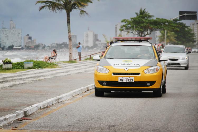 Policiais militares resgatam turista catarinense no Morro da Cruz, no Litoral