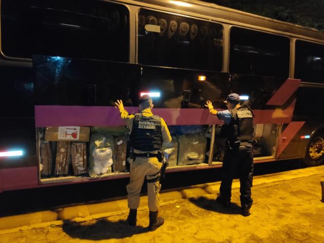BPFron apreende quatro ônibus carregados com contrabando em Santa Terezinha de Itaipu (PR)