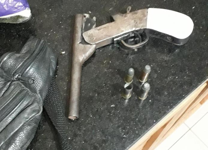 Homem é encaminhado para a delegacia por porte ilegal de arma de fogo e denúncia de violência doméstica, na RMC
