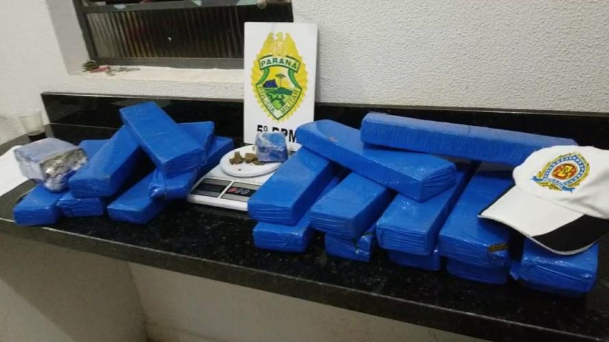 Marcia Santos  Jornalista responsável  Quase 20 quilos de maconha foram apreendidos por policiais militares do 5º Batalhão de Polícia Militar (5º BPM), pertencente ao 2º Comando Regional de Polícia Militar (2º CRPM), após abordagem em ônibus de viagem na Rodoviária de Londrina (PR). A apreensão aconteceu na quinta-feira (05/12), por conta de uma denúncia anônima.  Segundo informações do setor de Relações Públicas da unidade, após uma denúncia anônima que no Terminal Rodoviário de Londrina, no bagageiro de u