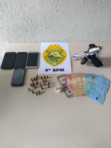 Dois homens e uma mulher acabam presos e drogas, munições e uma arma de fogo são apreendidas em Pontal do Paraná