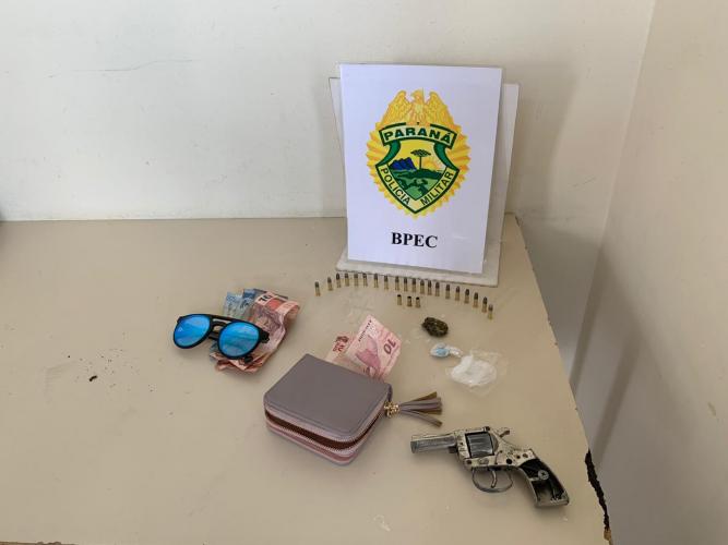 Abordagem de veículo termina com arma apreendida e cinco encaminhados em Ponta Grossa (PR)