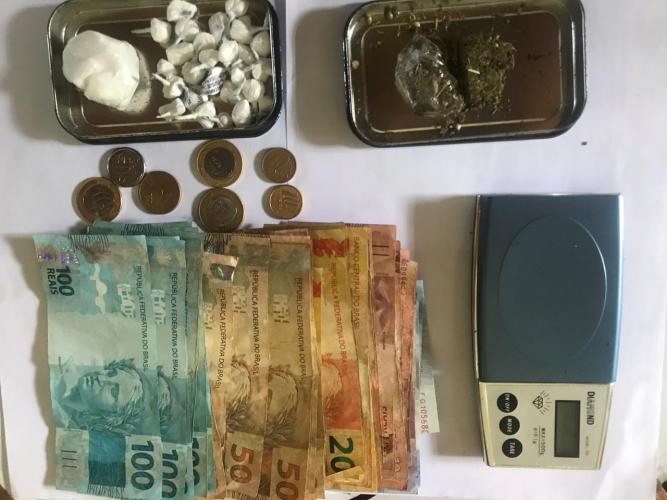 Abordagem da PM resulta em quase R$ 2 mil em dinheiro e buchas de maconha e cocaína apreendidos em Pontal do Paraná