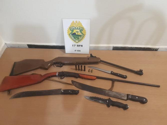 PM prende homem e apreende duas espingardas e quatro facas em Agudos do Sul, na RMC