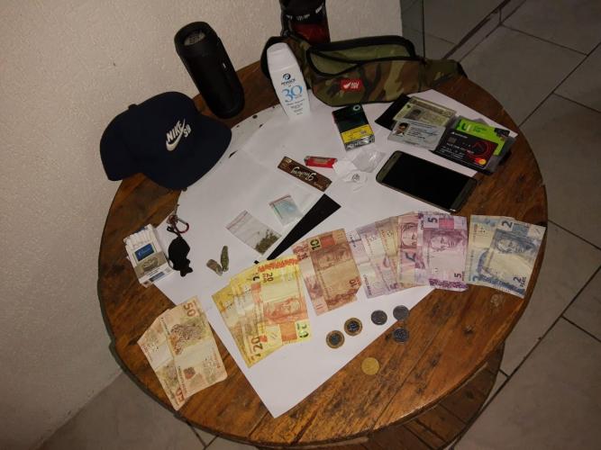 Abordagem da PM em Pontal do Paraná (PR) resulta na prisão de duas pessoas e na apreensão de drogas