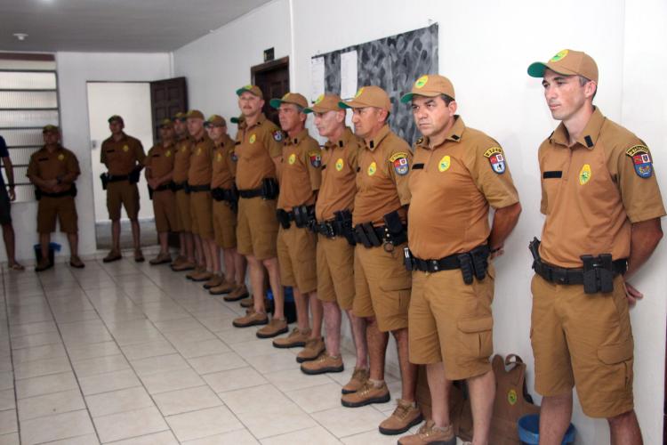Policiais militares promovidos recebem novas divisas em Matinhos (PR)