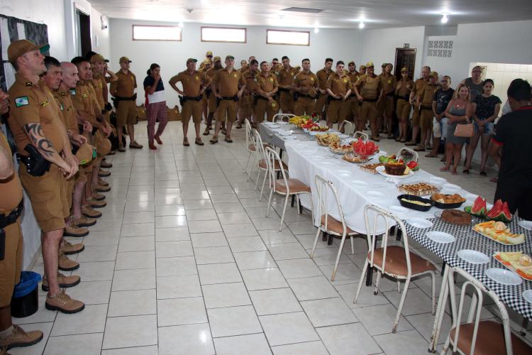Policiais militares promovidos recebem novas divisas em Matinhos (PR)